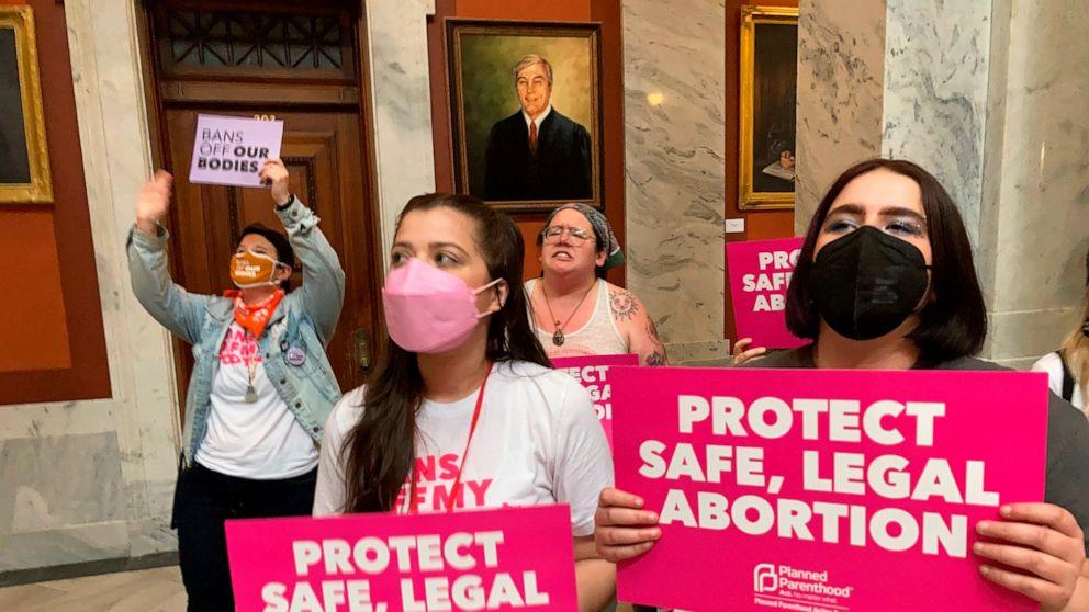 Federal judge again extends ban on Kentucky abortion law