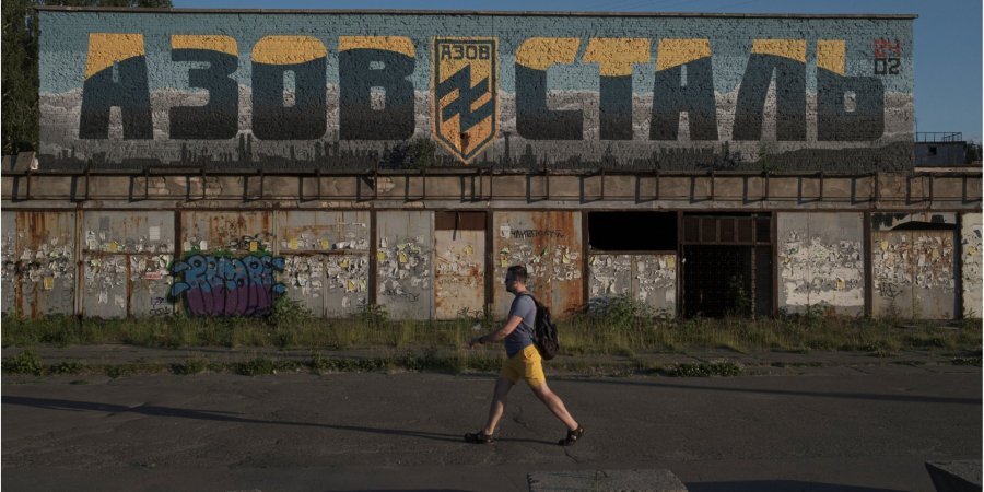 A man walks past a mural with the inscription Azovstal in honor of the defenders of Mariupol in Kiev (Photo:REUTERS/Marko Djurica)