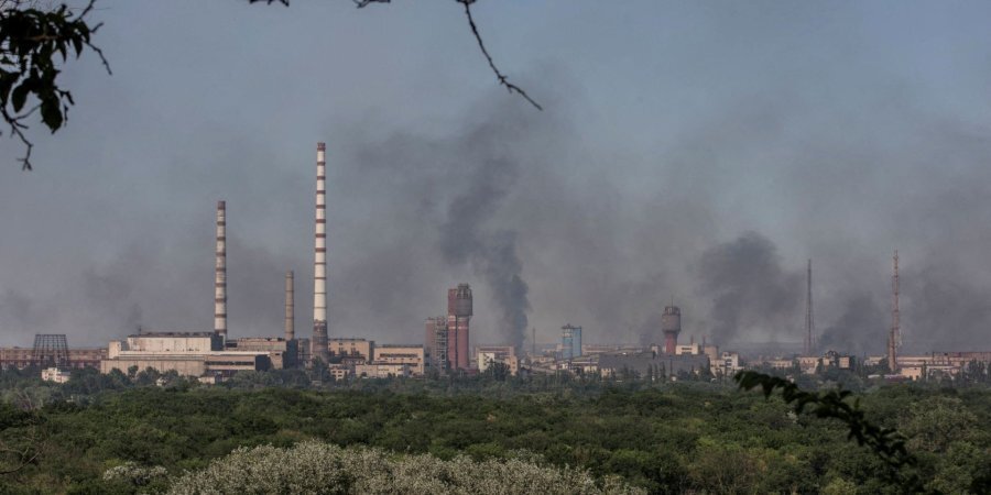 Smoke over the Azot plant after the Russian strike, June 10, 2022 (Photo:REUTERS/Oleksandr Ratushniak)