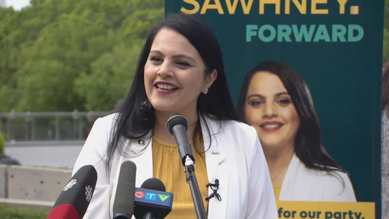 Danielle Smith faces criticism of sovereignty plan, cancer remarks in UCP leadership debate