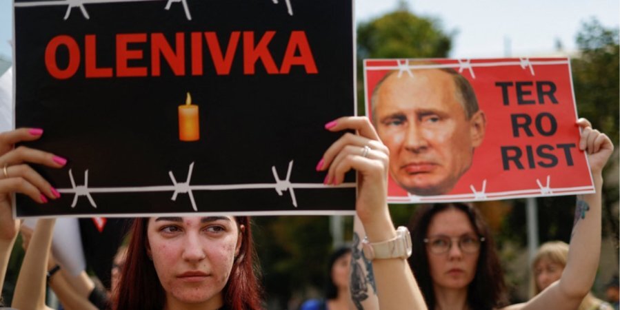 Dozens of people gathered on Sofiyivska Square, mostly relatives of soldiers of the Azov Regiment on July 30, 2022 (Photo:REUTERS/Valentyn Ogirenko)
