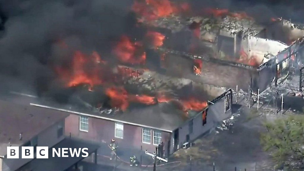 Wildfire tears through homes in Texas