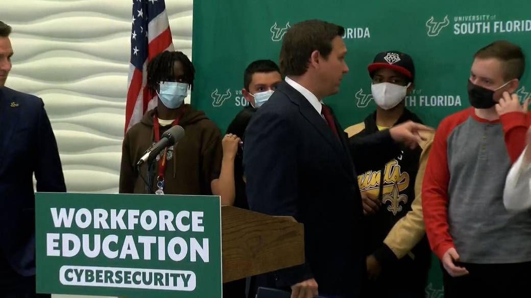 Click to play video: '‘Stop with this COVID theatre!’ Florida governor berates students for wearing face masks'