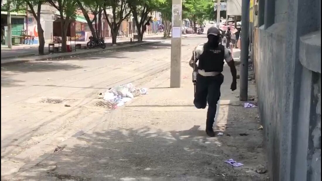 Video: Dramatic footage shows police in shootout with suspected gang members