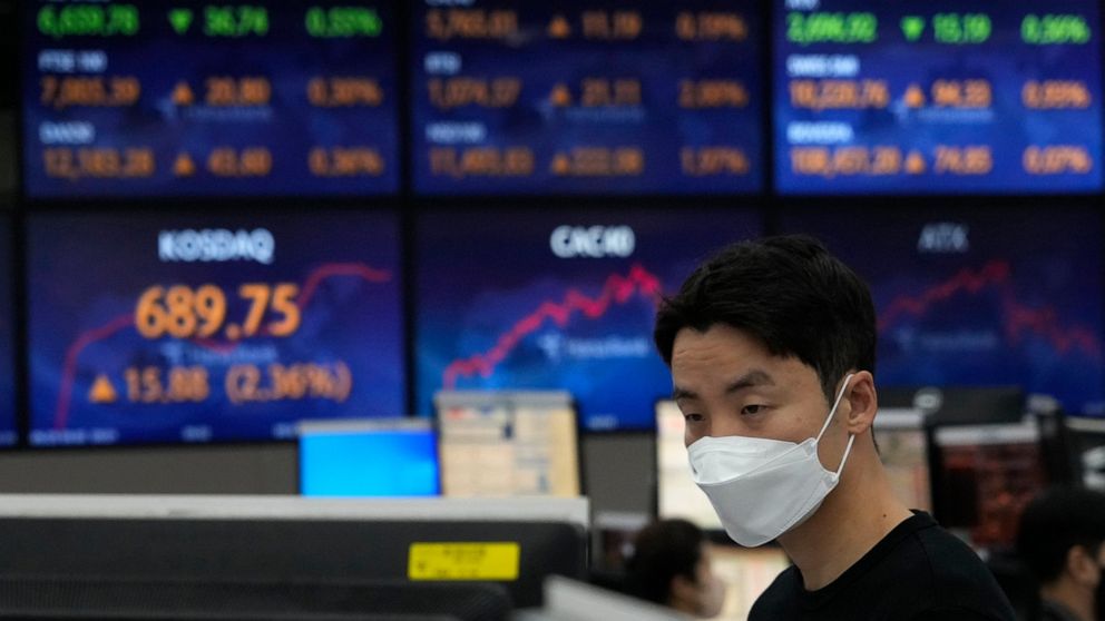 A currency trader watches monitors at the foreign exchange dealing room of the KEB Hana Bank headquarters in Seoul, South Korea, Thursday, Sept. 29, 2022. Asian stock markets have followed Wall Street higher after Britain’s central bank moved forcefu