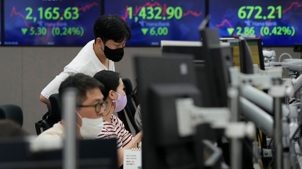 Currency traders watch monitors at the foreign exchange dealing room of the KEB Hana Bank headquarters in Seoul, South Korea, Friday, Sept. 30, 2022. Asian stocks have sunk again after German inflation spiked higher, British Prime Minister Liz Truss