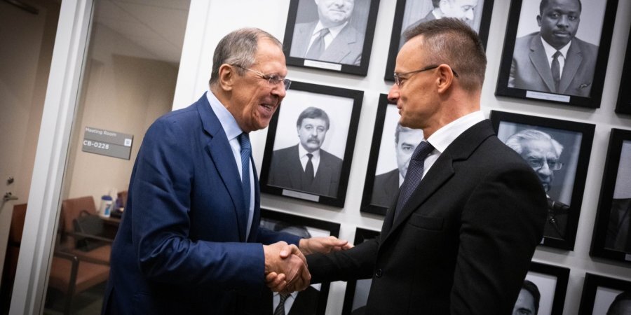 Lavrov and Szijjarto shake hands (Photo:www.facebook.com/szijjarto.peter.official)