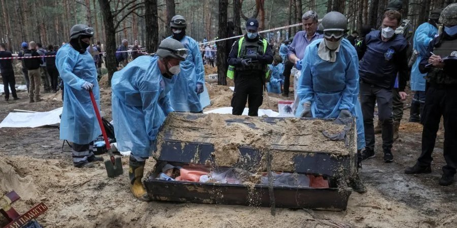 Russia leaves behind it mass graves, and stories of torture and abuse (Photo:REUTERS/Gleb Garanich)