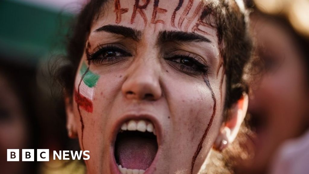 Iran protests: Huge rally in Berlin in support