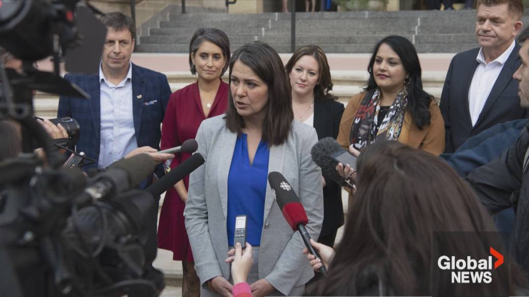 Click to play video: 'Political Science professor looks at a busy week ahead for Alberta premier Danielle Smith'