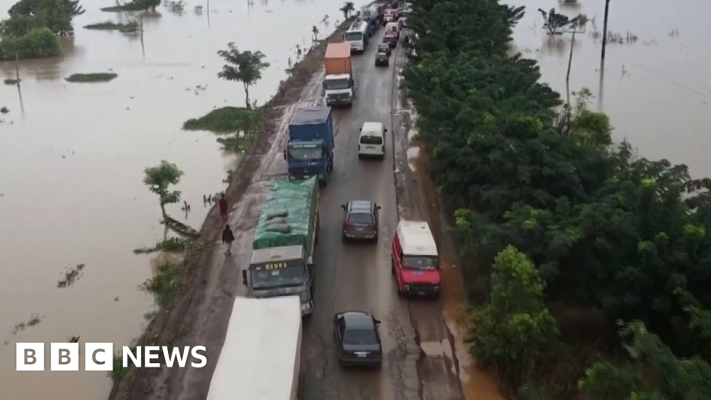 Nigeria floods: People evacuate on top of cars