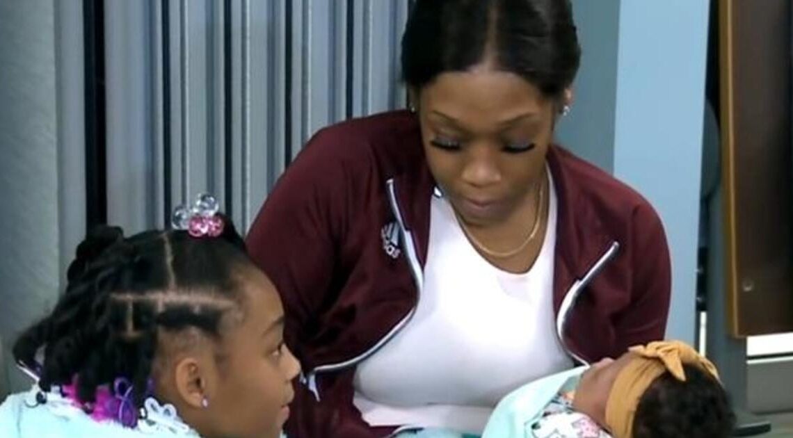 10-year-old girl helps mom give birth