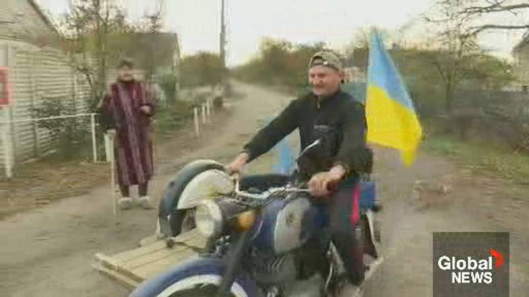 Click to play video: 'Ukrainian troops reclaim Kherson, Russian forces retreat'