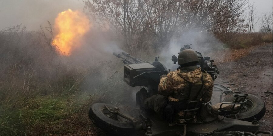 A Ukrainian military man fires from an anti-aircraft gun near the front line in the Kharkiv region, November 11, 2022 (Photo:REUTERS/Stringer)