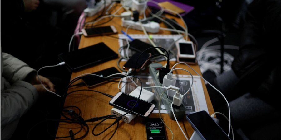 Residents of Kyiv charge their phones at unbreakable points due to the lack of electricity (Photo:Valentyn Ogirenko/Reuters)
