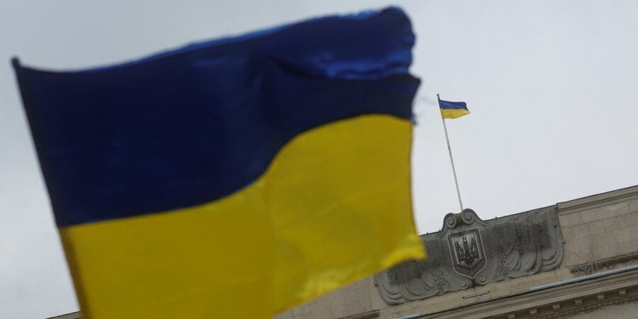The flag of Ukraine on the building of the regional administration in liberated Kherson (Photo:REUTERS/Valentyn Ogirenko)