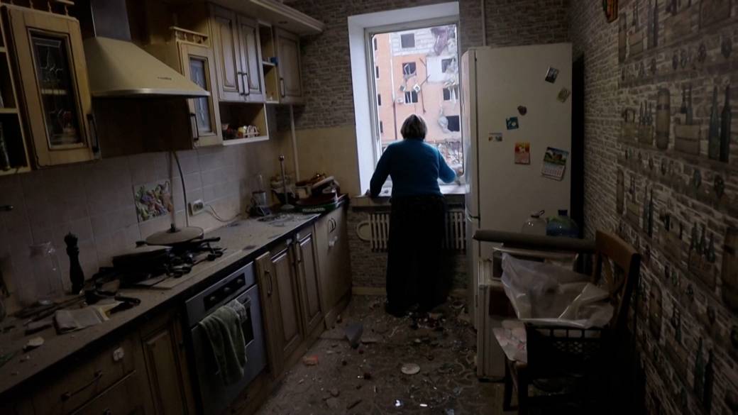 Click to play video: 'Russian missiles smash apartment block in Ukraine’s Mykolaiv: mayor'
