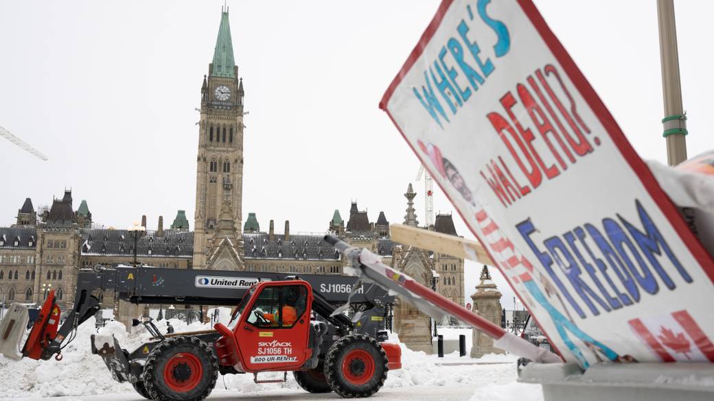 Click to play video: 'Ottawa residents express relief after police clear out convoy protest'