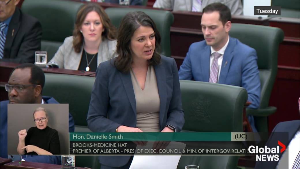 Click to play video: 'Premier Smith comparing Ottawa’s treatment of Alberta to Indigenous experience draws criticism'