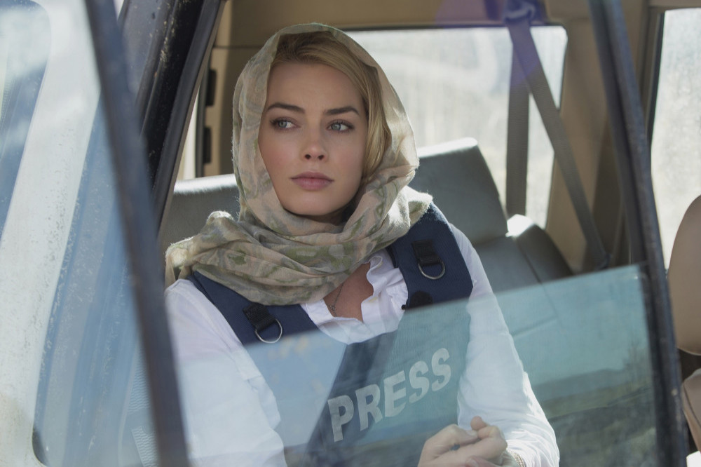 Margot Robbie insists she improvised her kiss with Brad Pitt in ‘Babylon’