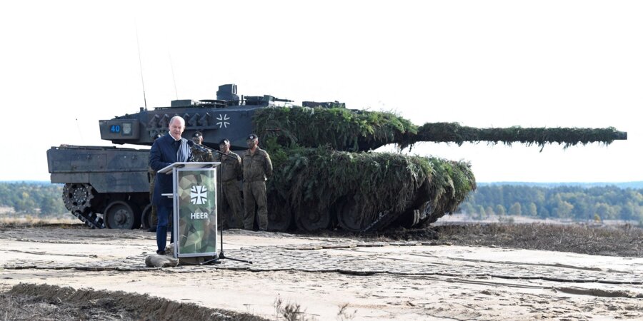 Chancellor Olaf Scholz near the Leopard 2 tank (Photo:REUTERS/Fabian Bimmer/File Photo)