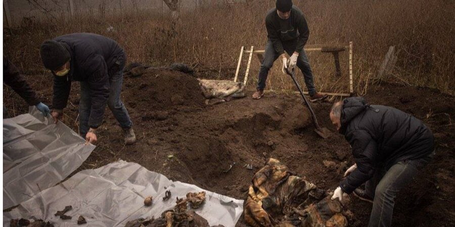 Mass burial of people killed by the Russian invaders (Photo:Chris McGrath/Getty Images)