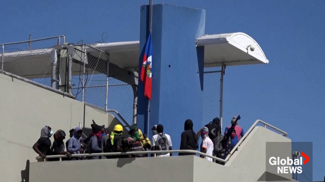 Click to play video: 'Haiti police officers block roads, break into main airport to protest officer killings'