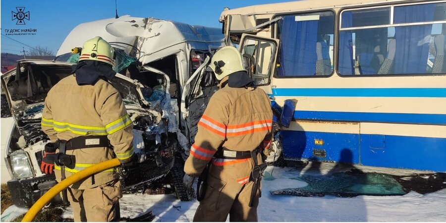 Two buses collided in Ivano-Frankivsk Oblast (Photo:ДСНС)