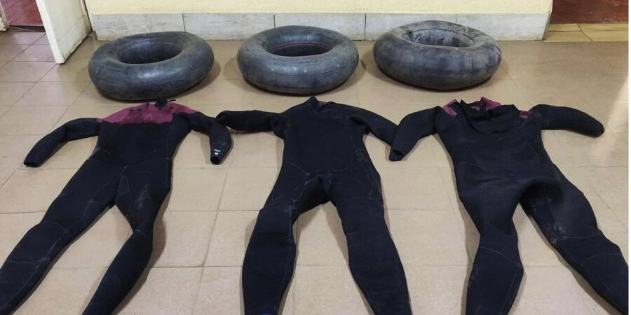 Men in wetsuits and with car tire inner tubes tried to swim across the border (Photo:State Border Guard Service of Ukraine/Telegram)