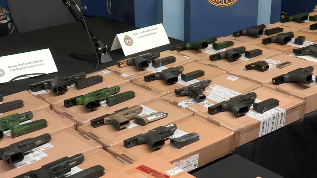 Click to play video: '87 guns wrapped in bubble wrap, holiday paper in Chicago vehicle destined for Canada seized: police'