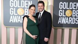 Hilary Swank gives birth to twins