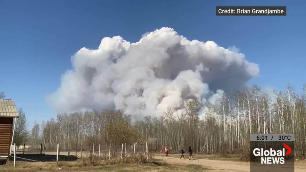 Click to play video: 'Alberta wildfire forces thousands to flee Fox Lake, destroys homes'