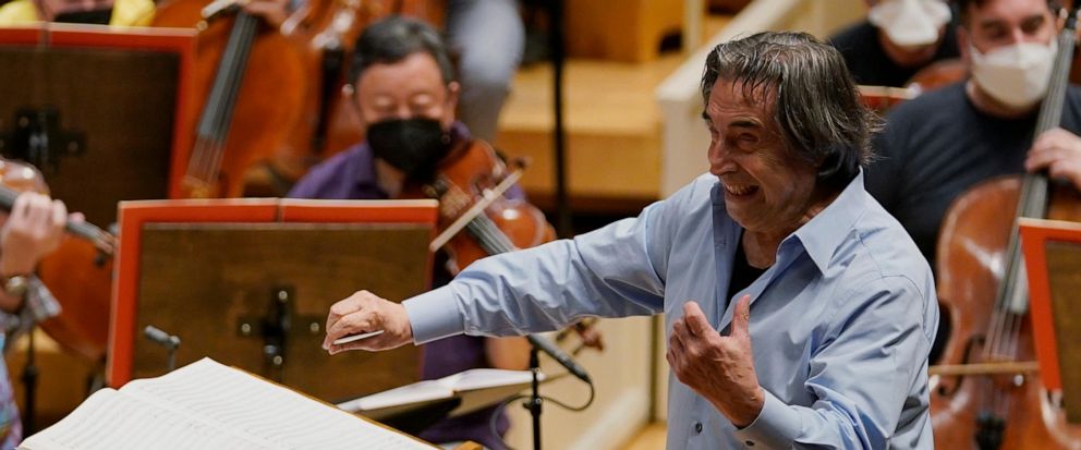 Italian conductor Muti to visit Syrian refugee camp