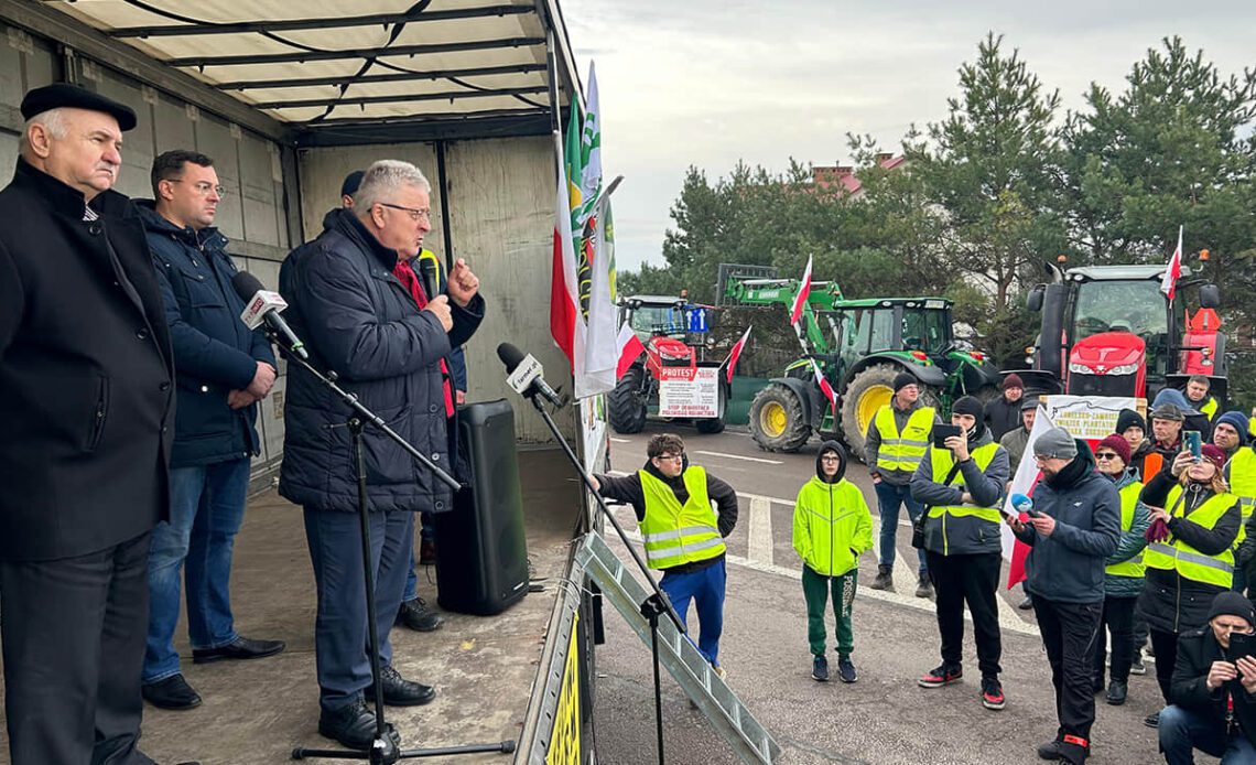 Posters with pro-Putin slogans show up at farmers' protests in Poland again