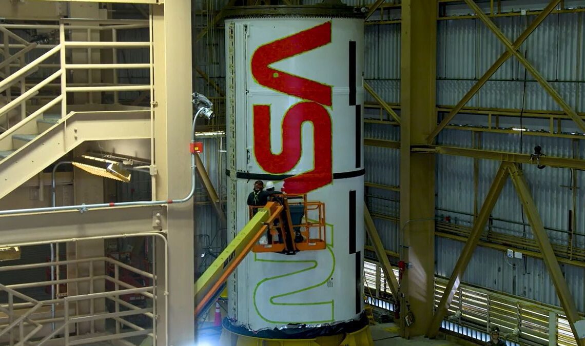 NASA 'worm' logo crawls onto Artemis 2 moon rockets (video)