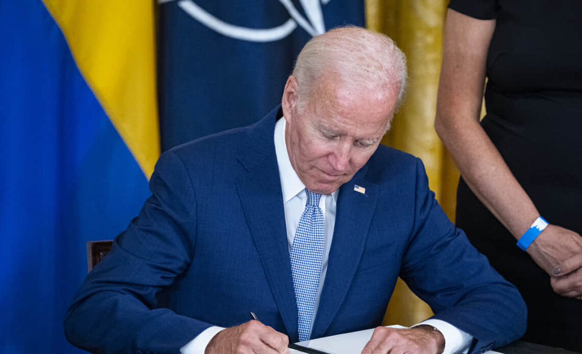 Biden signs bill with US$61 billion to support Ukraine
