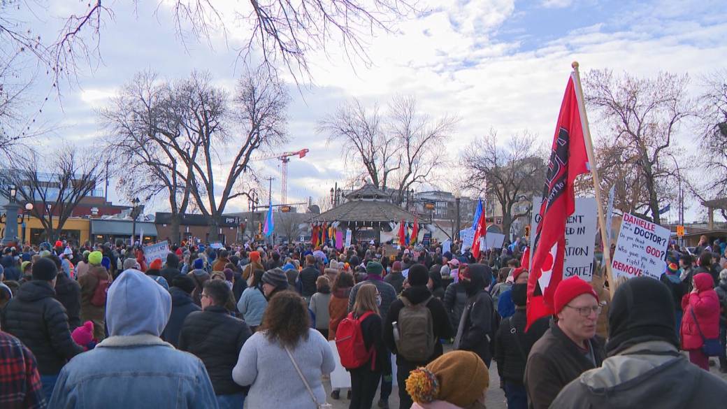 Click to play video: '47 groups issue joint statement against Alberta’s new trans policy, rallies held'