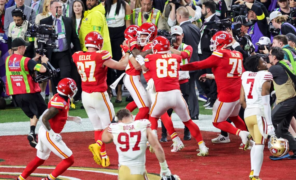 Chiefs celebrate touchdown pass