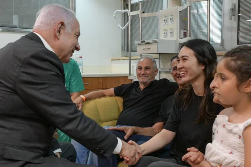 Israeli's Prime Minister Benjamin Netanyahu (L) embraces the Israeli hostage Noa Argamani (2nd R), 26, at the Sheba Tel-HaShomer Medical Centre, after his rescue by the Israeli army from captivity in the Gaza Strip. -/IDF Spokesperson's unit via GPO/dpa