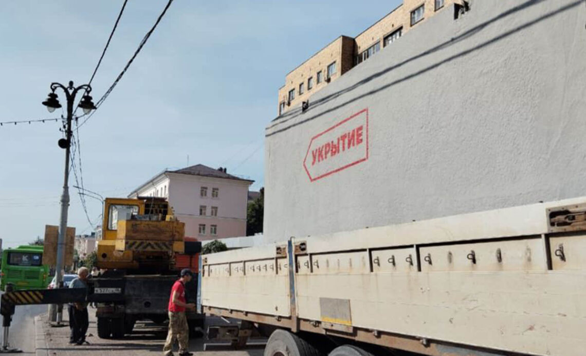 Reinforced concrete shelters being installed in Kursk and Kurchatov