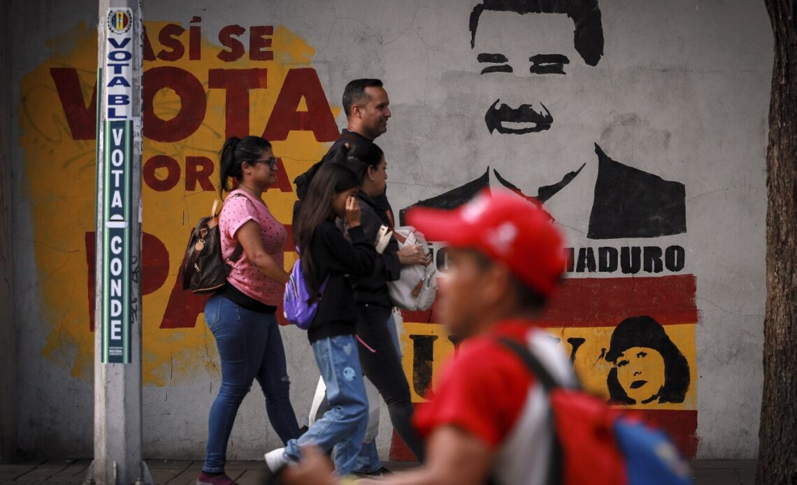 Venezuela election: Masked assailants ransack opposition's headquarters