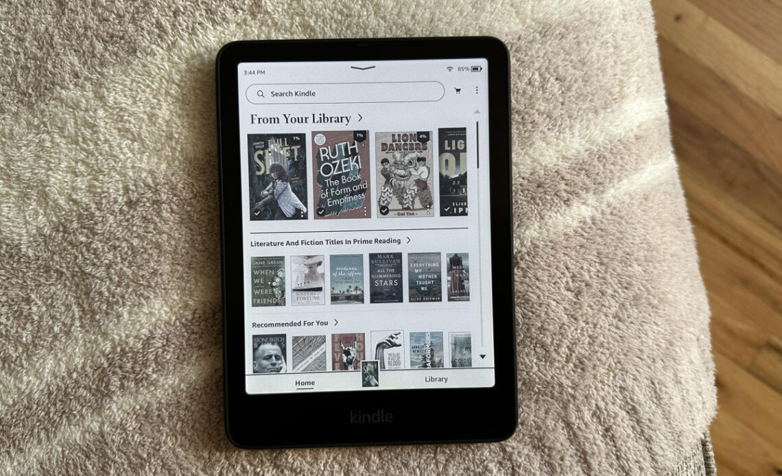 Amazon will fix the Kindle Colorsoft's yellow display discoloration