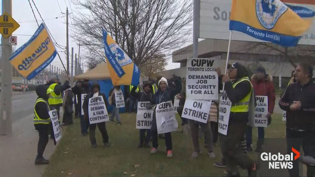 Click to play video: 'Canada Post says progress ‘limited’ at negotiating table as strike continues'