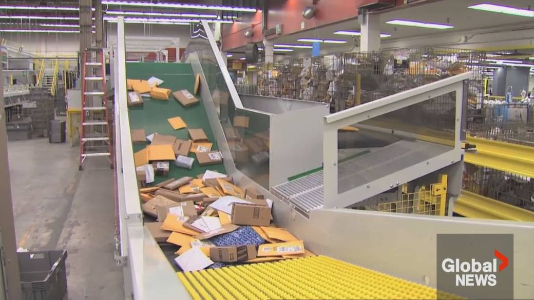 Click to play video: 'How could Canada’s labour disruptions impact holiday deliveries?'