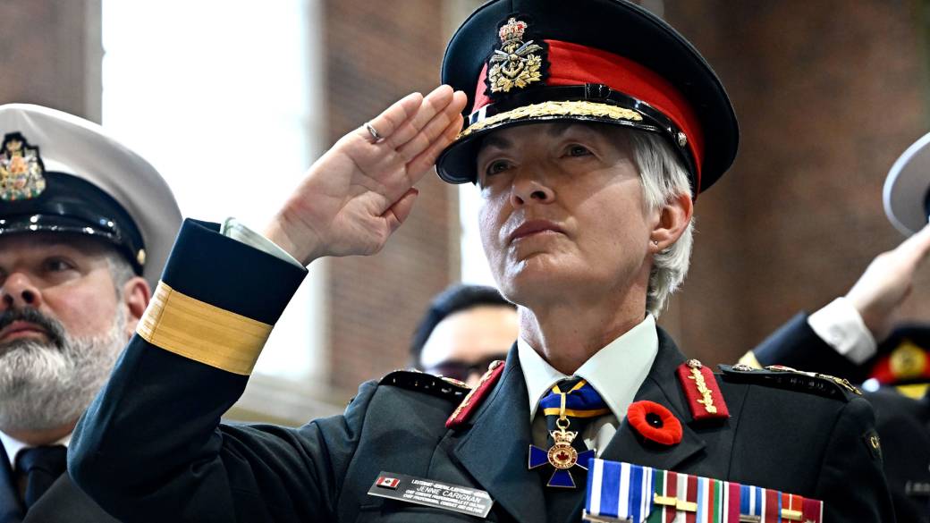 Click to play video: 'Lt.-Gen. Jennie Carignan makes history as Canada’s 1st female Chief of the Defence Staff'