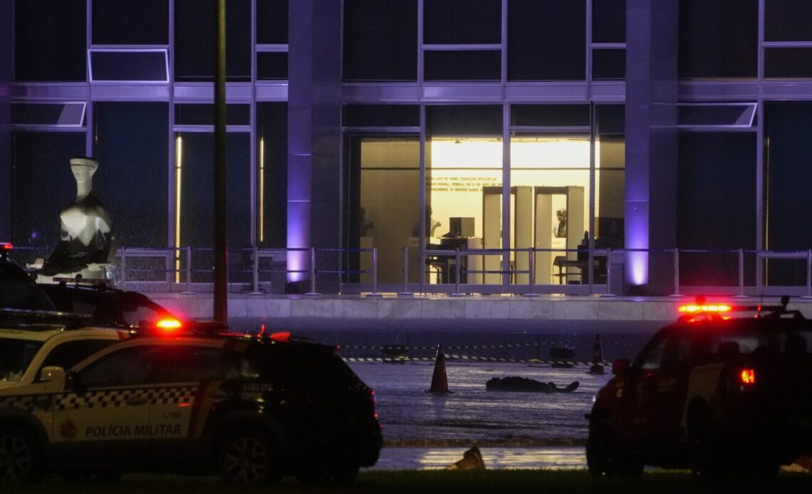 Explosions outside Brazil's Supreme Court leave 1 dead