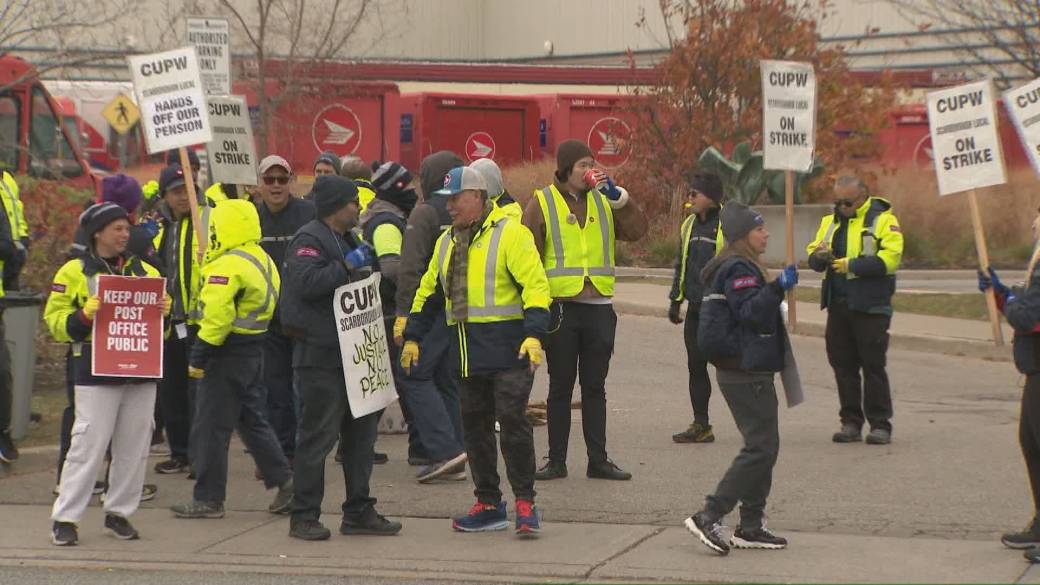 Click to play video: 'Canada Post strike: Ottawa not looking at forced end, labour minister says'