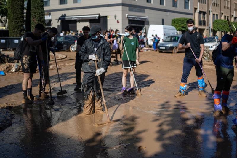 Volunteers clean up the streets in an area affected by the heavy floods in Massanassa. At least 211 people were killed in Tuesday's storms and floods in Spain's southern and eastern regions, most of them in the Valencia region, Spanish Prime Minister Pedro Sanchez said on Saturday after a meeting about response to the disaster. Lorena Sopêna/EUROPA PRESS/dpa