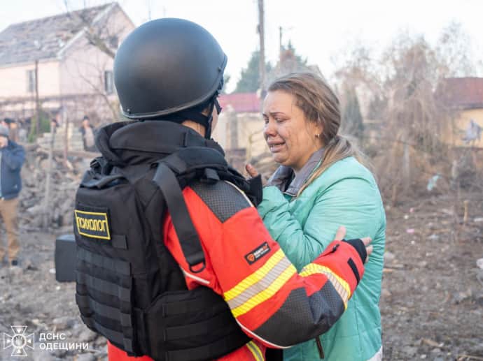  An emergency worker providing psychological assistance at the site of the Russian attack.