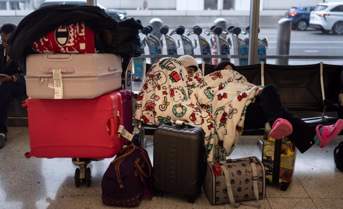 Heavy travel day starts with brief grounding of all American Airlines flights